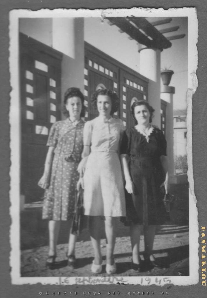 FAMILLE  ENTREE DU JARDIN DE LA POLICE.jpg